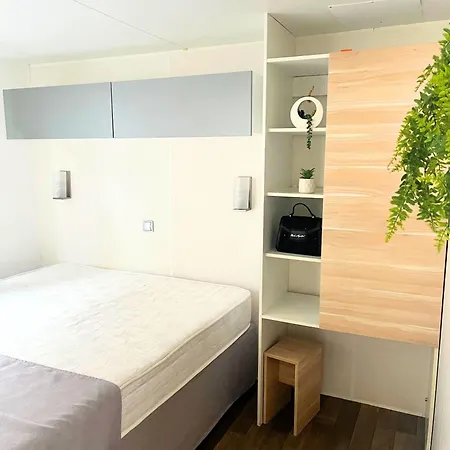 Village De Et La Pierre De L'aigle *