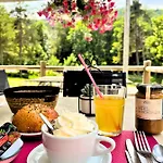 Camping Village De Et La Pierre De L'aigle