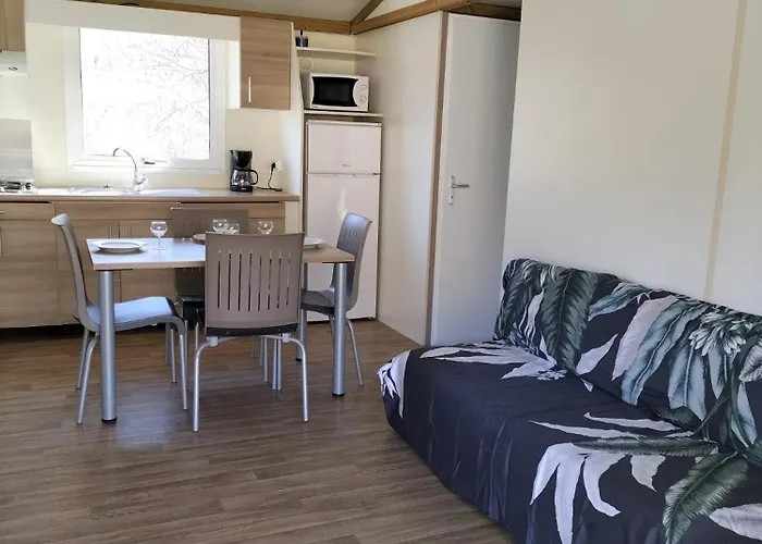 Village De Et La Pierre De L'aigle