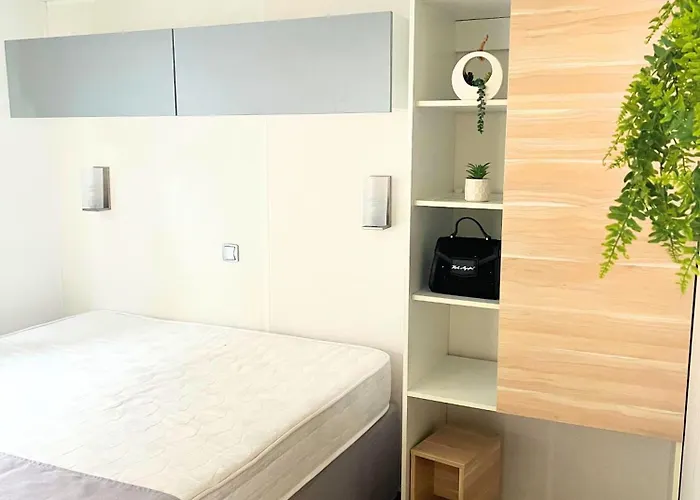 Village De Et La Pierre De L'aigle *